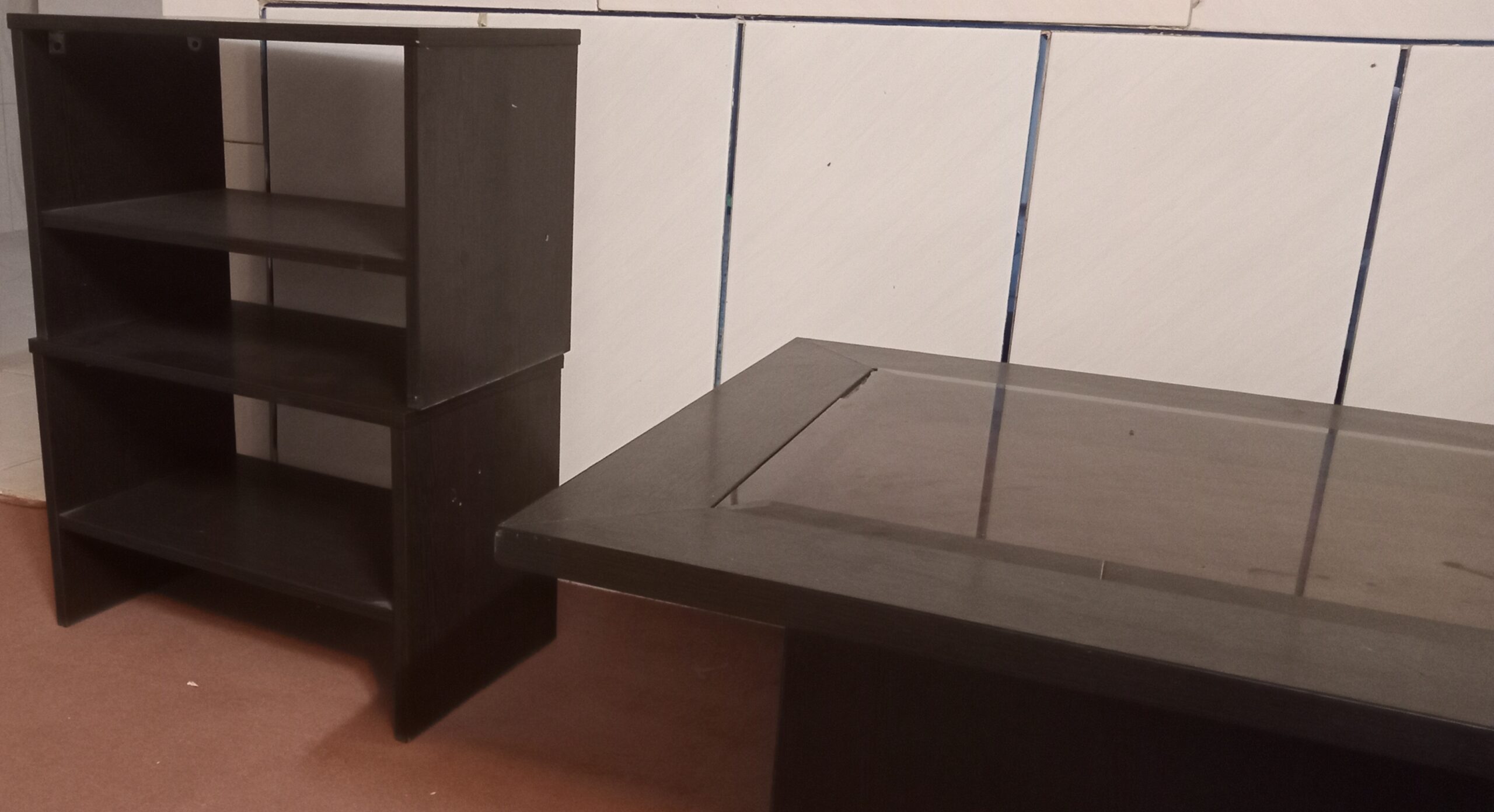 یک عدد میز پذیرایی و4 عدد عسلی