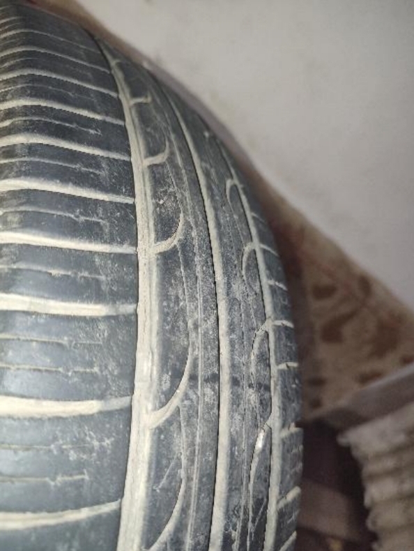 یک عدد لاستیک پراید مونتانا تمیز