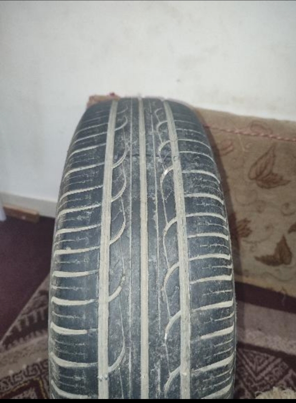 یک عدد لاستیک پراید مونتانا تمیز