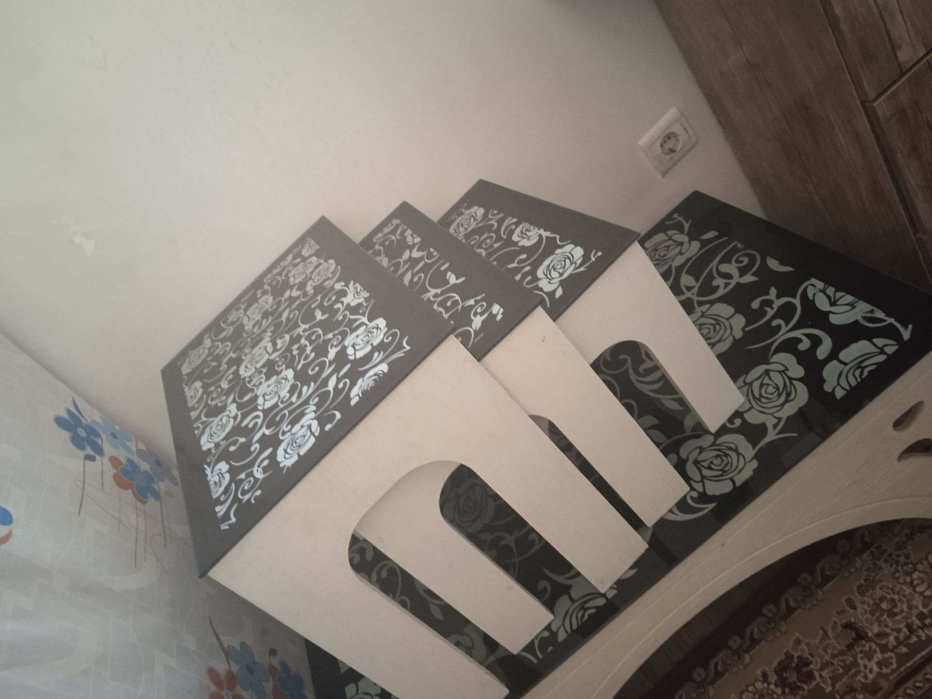 مبلمان و جلو‌مبلی