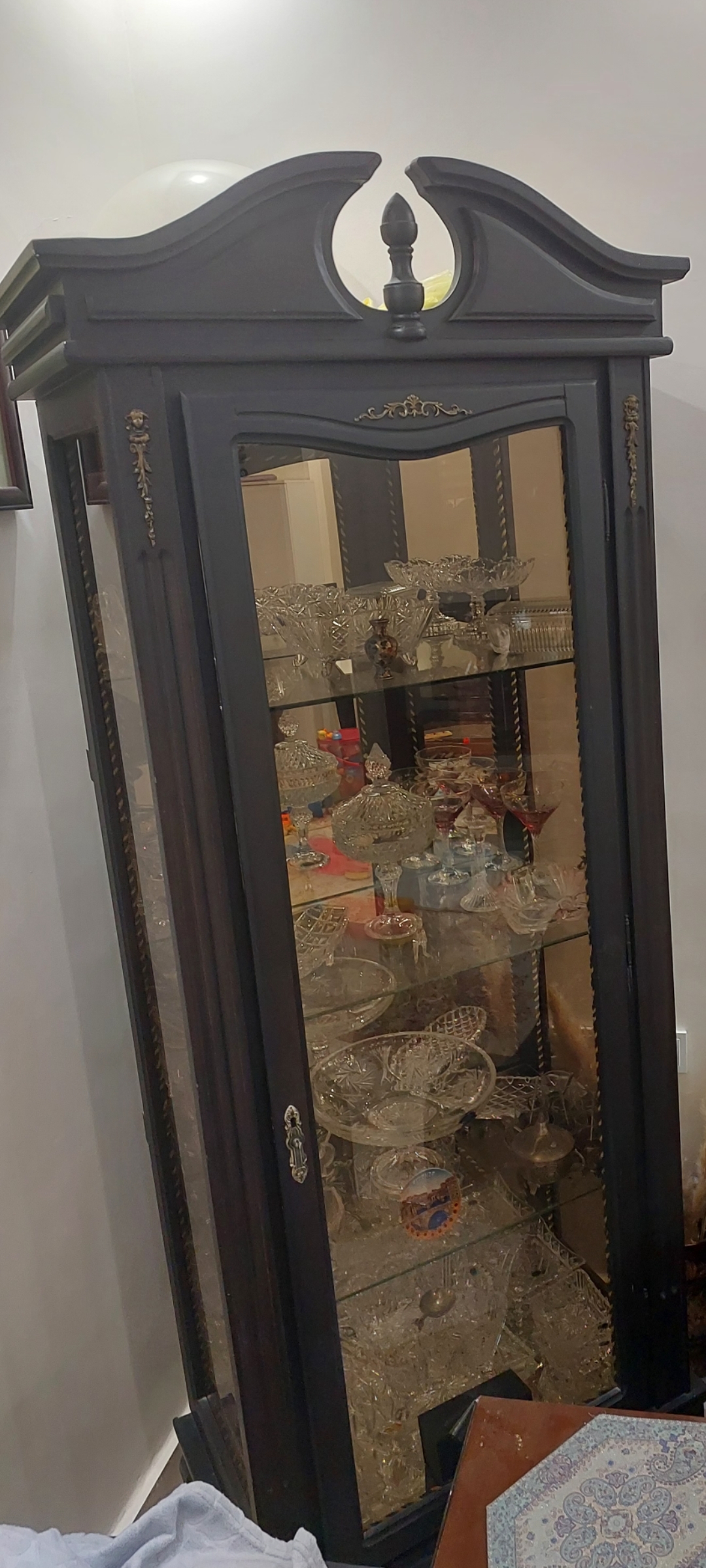 بوفه کاملا سالم پایه دار