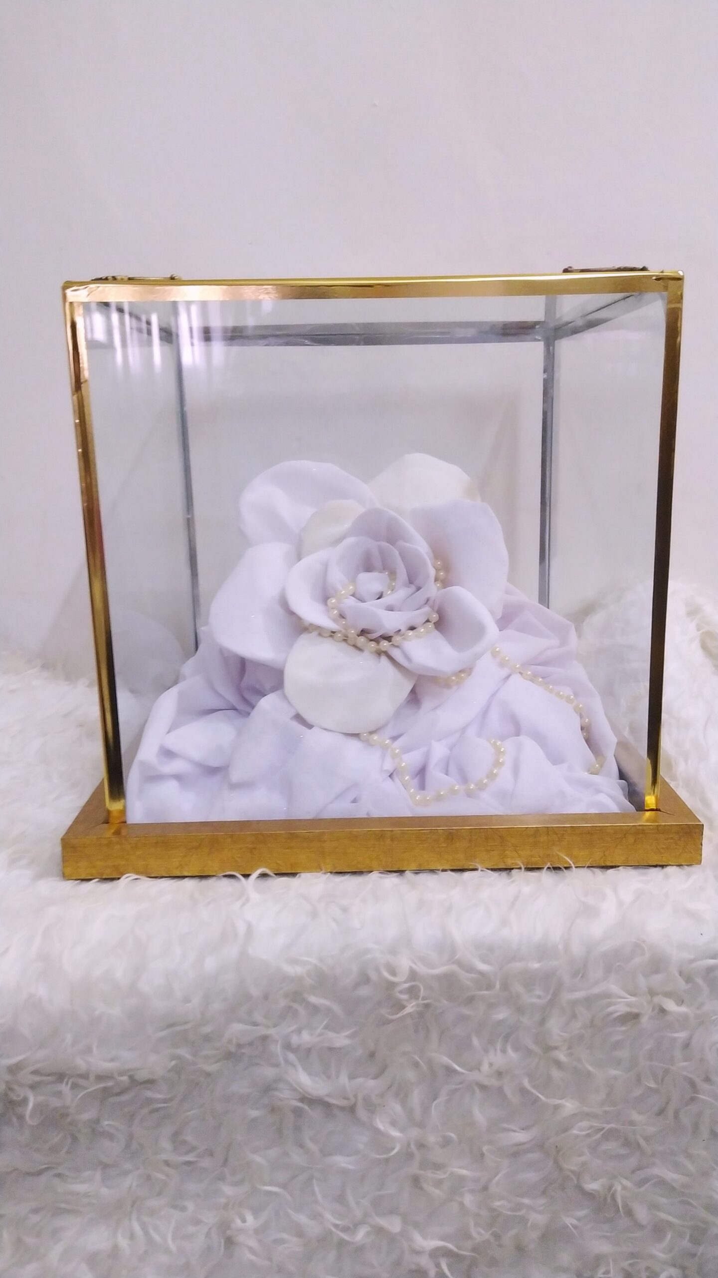 چیدمان وسایل داماد در باکس هدایا برای بله برون و نامزدی باگل آرایی طبیعی