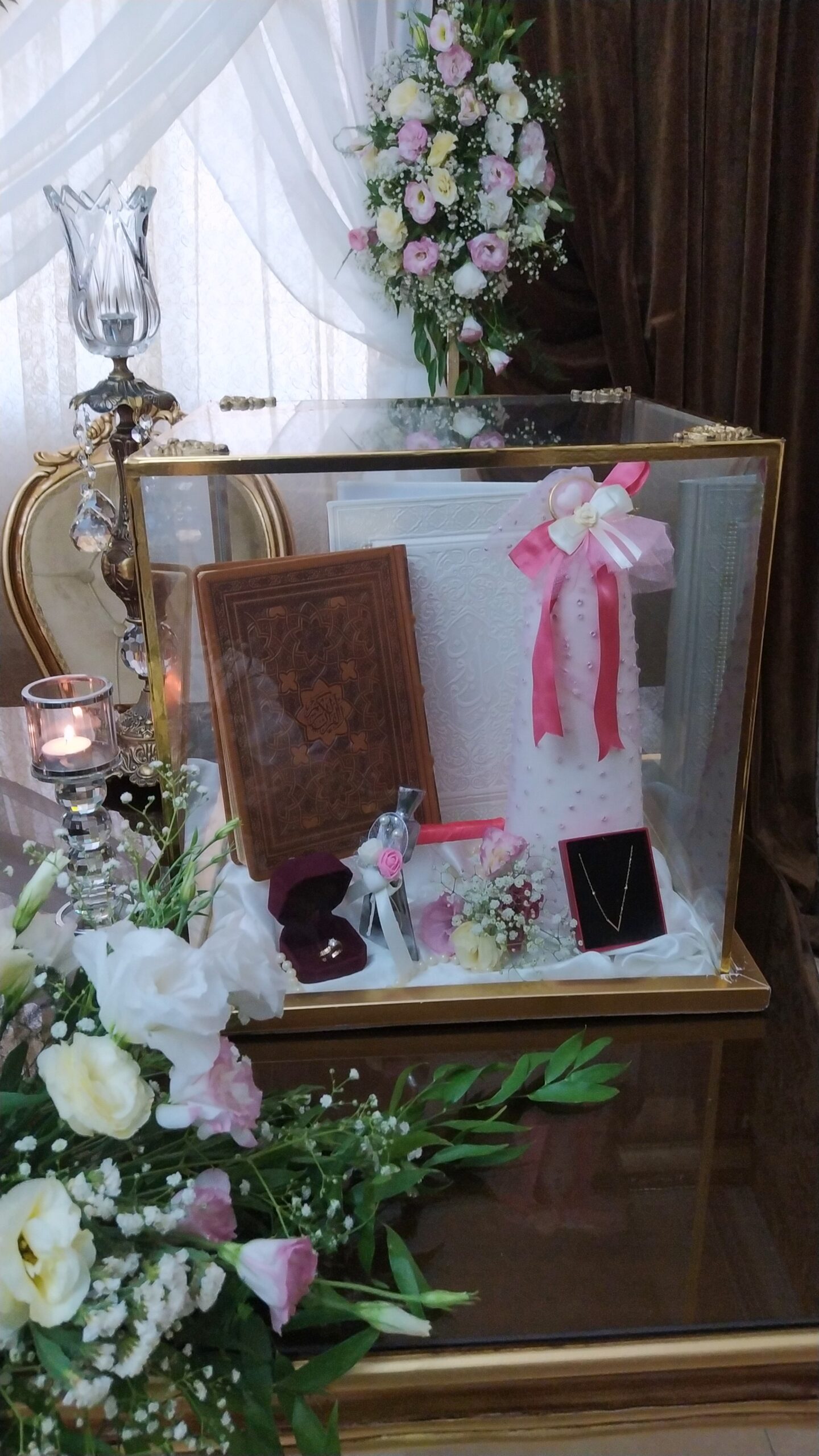 چیدمان وسایل داماد در باکس هدایا برای بله برون و نامزدی باگل آرایی طبیعی