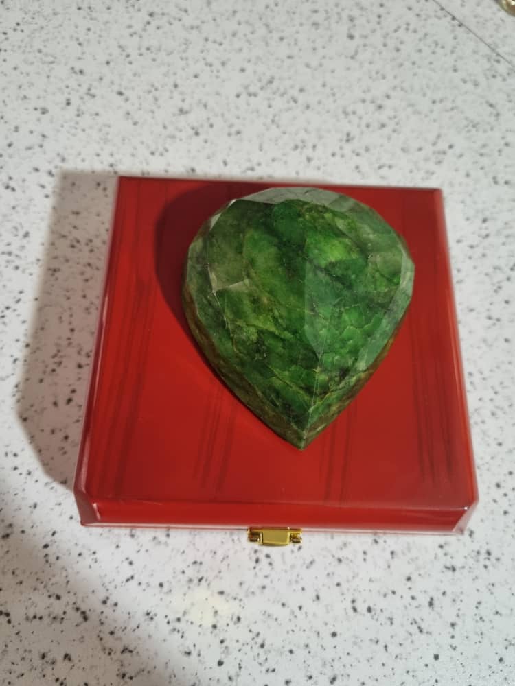 خرید و فروش سنگهای قیمتی و جواهری