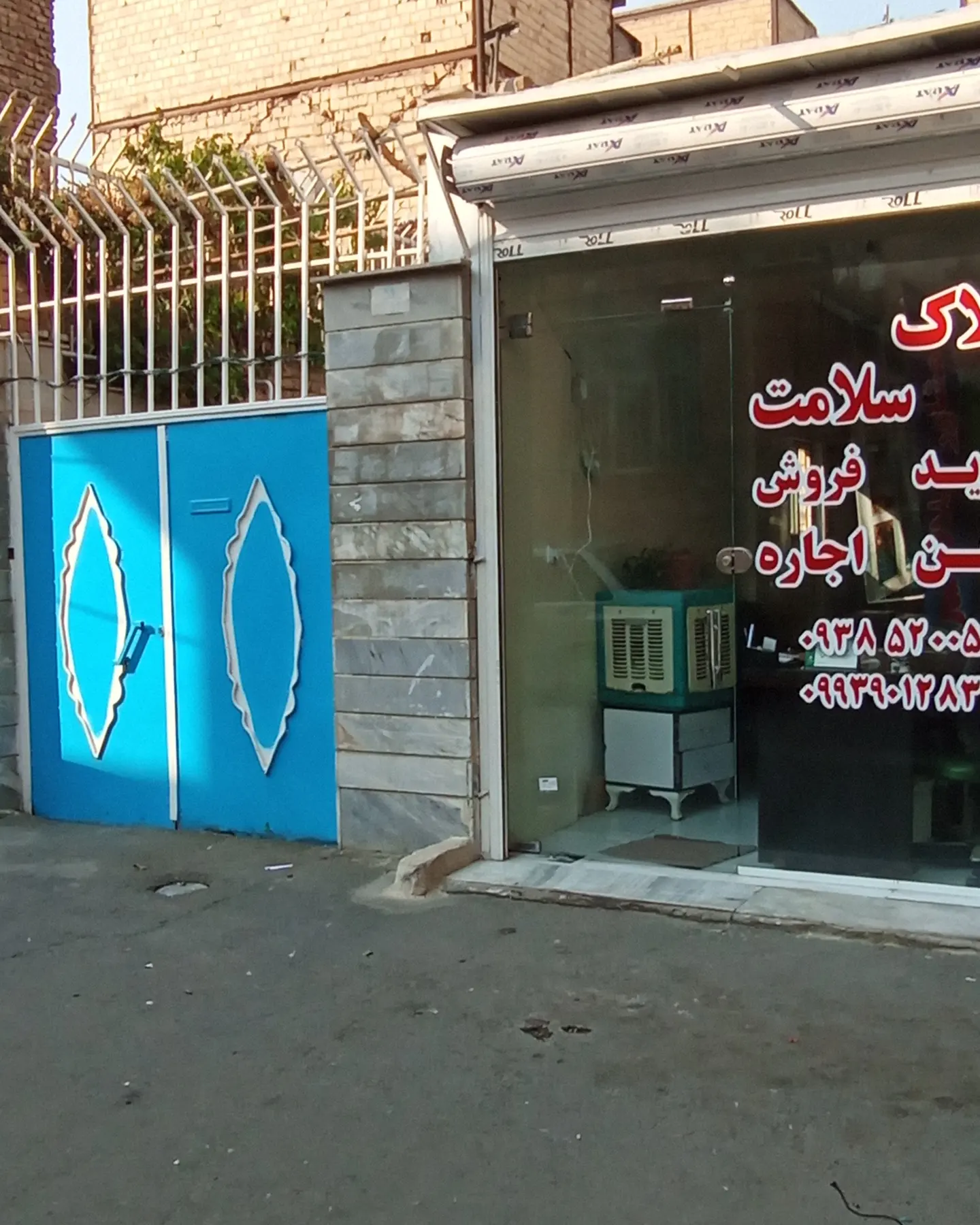 خانه ویلایی به متراژ 135متر‌یک‌خوابه‌80متر‌زیر‌بنا‌ماشین‌رو‌بازسازی‌شده به همراه یک باب مغازه ‌به متراژ 16متر باز سازی شده ‌(کف و دیوار تمام سرامیک)(کرکره برقی شیشه میرال)هر دو ملک دارای آب ‌برق گاز ‌تلفن ‌اینترنت‌داعمی ‌‌قیمت هر دو ملک یکجا فقط هفت میلیارد تومان ‌معاوضه با سه واحد آپارتمان هم میکنم