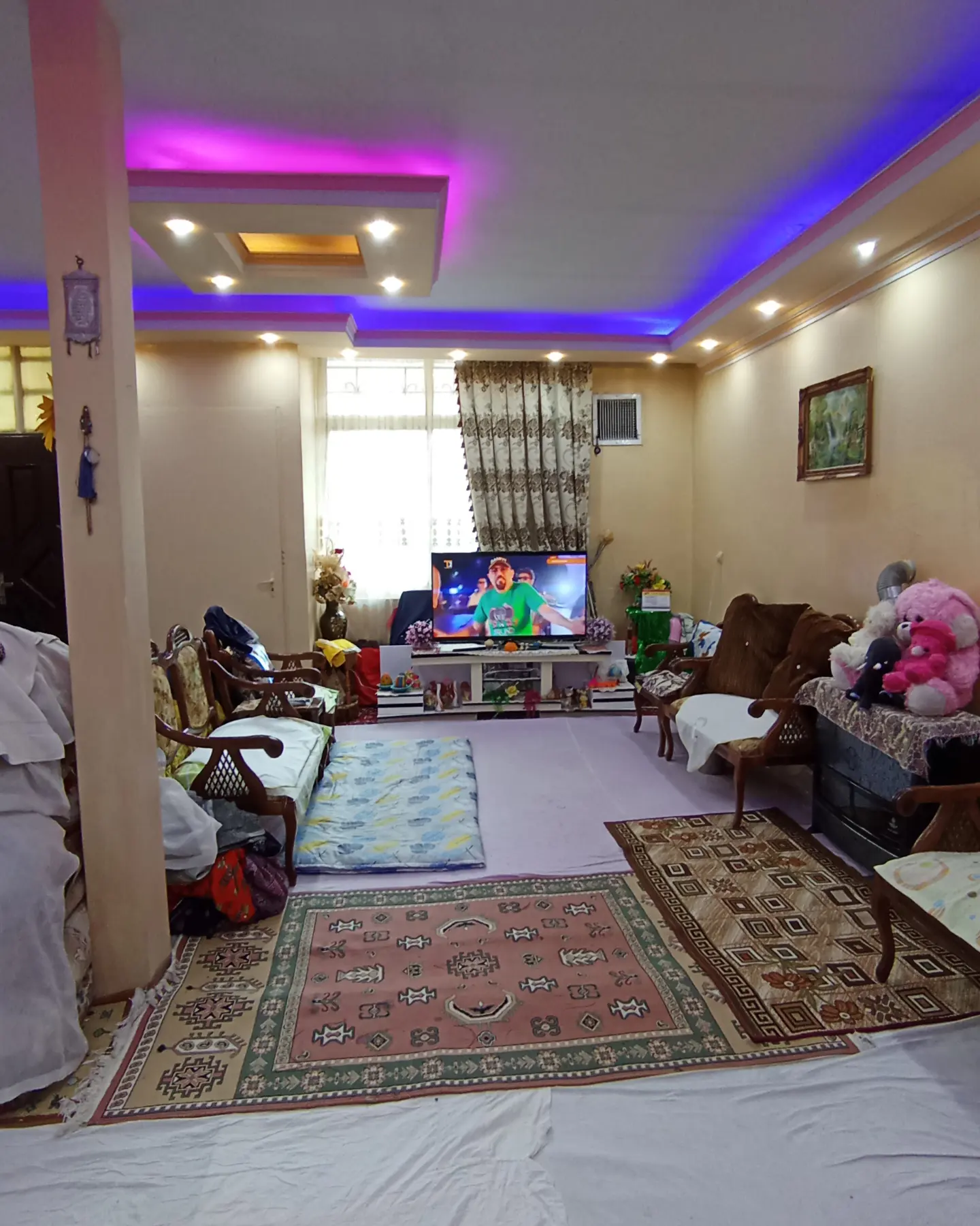 خانه ویلایی به متراژ 135متر‌یک‌خوابه‌80متر‌زیر‌بنا‌ماشین‌رو‌بازسازی‌شده به همراه یک باب مغازه ‌به متراژ 16متر باز سازی شده ‌(کف و دیوار تمام سرامیک)(کرکره برقی شیشه میرال)هر دو ملک دارای آب ‌برق گاز ‌تلفن ‌اینترنت‌داعمی ‌‌قیمت هر دو ملک یکجا فقط هفت میلیارد تومان ‌معاوضه با سه واحد آپارتمان هم میکنم