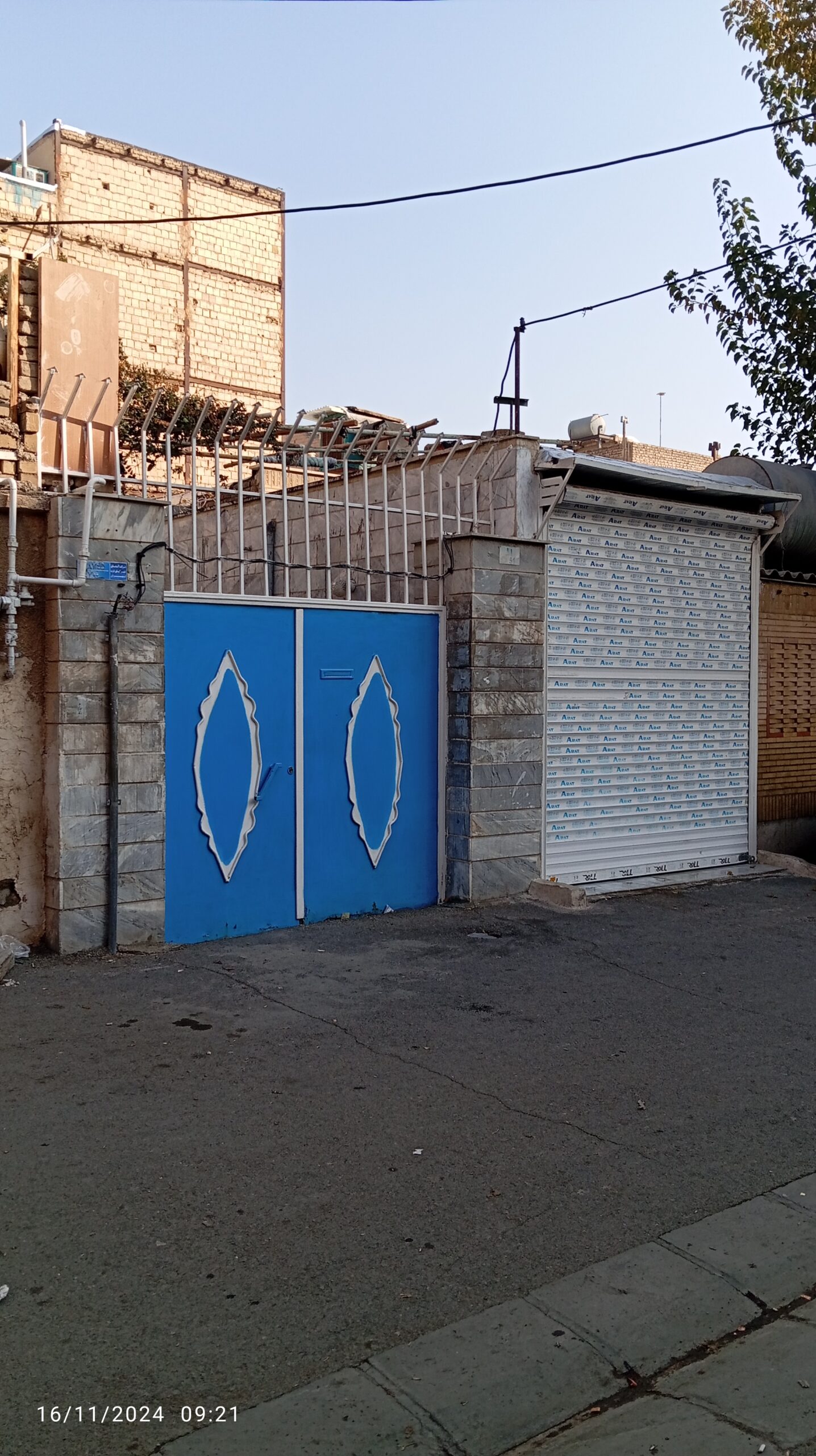 خانه ویلایی به متراژ 135متر‌یک‌خوابه‌80متر‌زیر‌بنا‌ماشین‌رو‌بازسازی‌شده به همراه یک باب مغازه ‌به متراژ 16متر باز سازی شده ‌(کف و دیوار تمام سرامیک)(کرکره برقی شیشه میرال)هر دو ملک دارای آب ‌برق گاز ‌تلفن ‌اینترنت‌داعمی ‌‌قیمت هر دو ملک یکجا فقط هفت میلیارد تومان ‌معاوضه با سه واحد آپارتمان هم میکنم