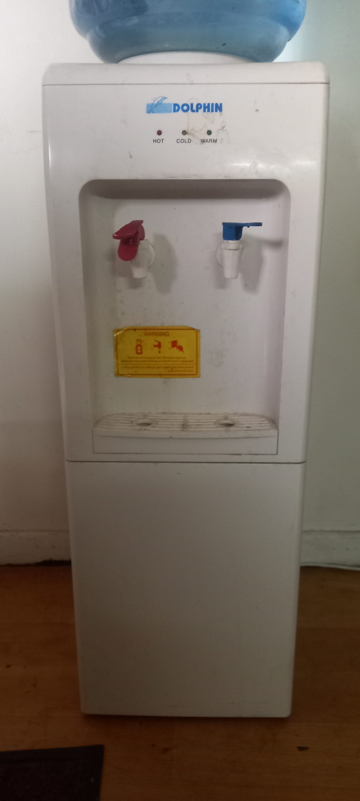 آبسرد کن ایستاده دلفین.