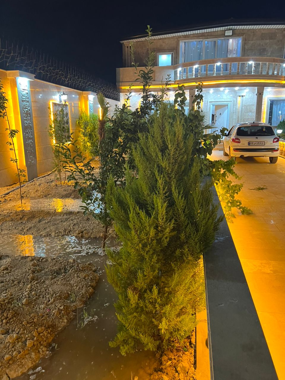 500متر باغ ویلا با وسیله کامل در وهن اباد سیستم صوتی و تصویری کامل .بیلیارد .فوتبال دستی .کابینت هایگلاس ..فول کامل ..معاوضه با ماشین هم انجام میدم ..مکانی کاملا امن و ارامش …سویت نگهبانی هم بیرون ویلا دارد دارای اب و برق و گاز …و تقویت کننده ی سنترال برق مجزا