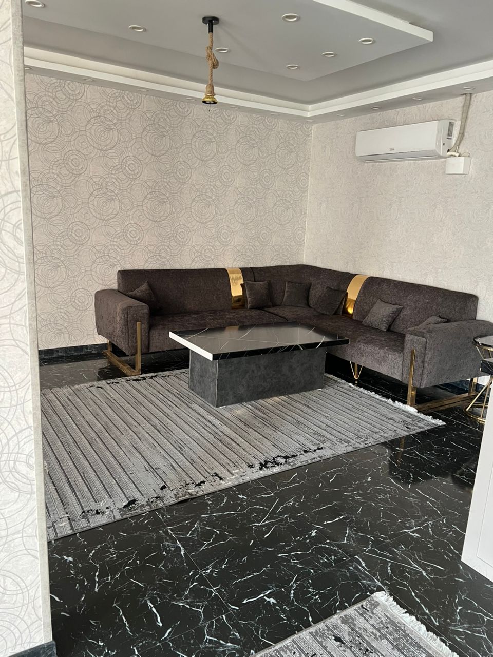 500متر باغ ویلا با وسیله کامل در وهن اباد سیستم صوتی و تصویری کامل .بیلیارد .فوتبال دستی .کابینت هایگلاس ..فول کامل ..معاوضه با ماشین هم انجام میدم ..مکانی کاملا امن و ارامش …سویت نگهبانی هم بیرون ویلا دارد دارای اب و برق و گاز …و تقویت کننده ی سنترال برق مجزا