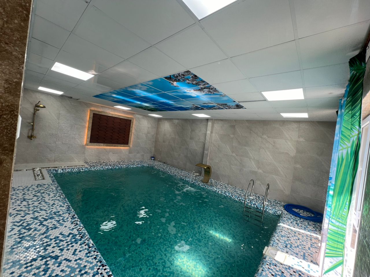 500متر باغ ویلا با وسیله کامل در وهن اباد سیستم صوتی و تصویری کامل .بیلیارد .فوتبال دستی .کابینت هایگلاس ..فول کامل ..معاوضه با ماشین هم انجام میدم ..مکانی کاملا امن و ارامش …سویت نگهبانی هم بیرون ویلا دارد دارای اب و برق و گاز …و تقویت کننده ی سنترال برق مجزا