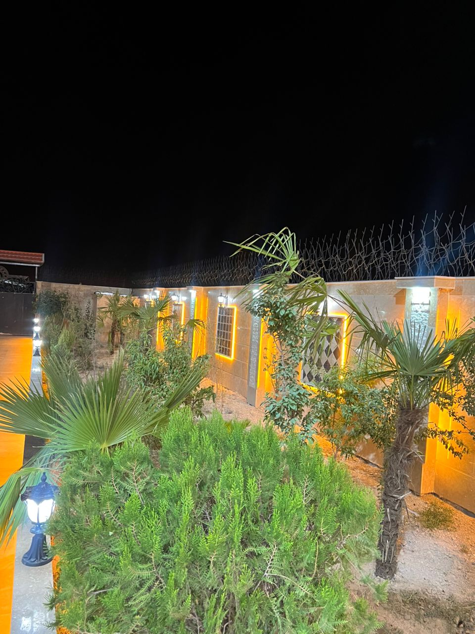 500متر باغ ویلا با وسیله کامل در وهن اباد سیستم صوتی و تصویری کامل .بیلیارد .فوتبال دستی .کابینت هایگلاس ..فول کامل ..معاوضه با ماشین هم انجام میدم ..مکانی کاملا امن و ارامش …سویت نگهبانی هم بیرون ویلا دارد دارای اب و برق و گاز …و تقویت کننده ی سنترال برق مجزا