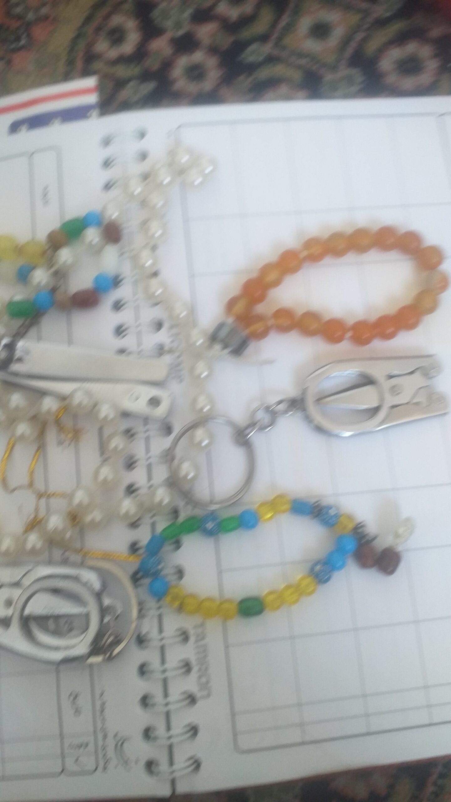 قفل و قیچی قدیمی و مهره گردنبند