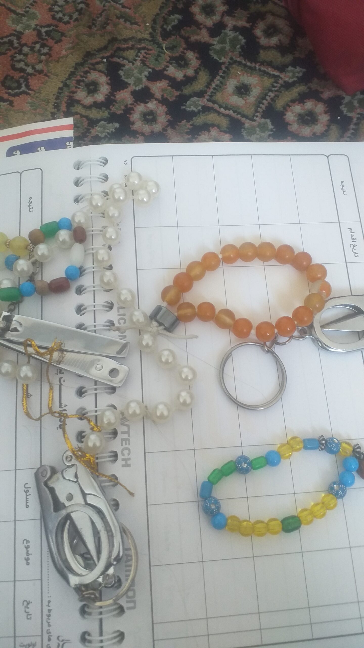 قفل و قیچی قدیمی و مهره گردنبند