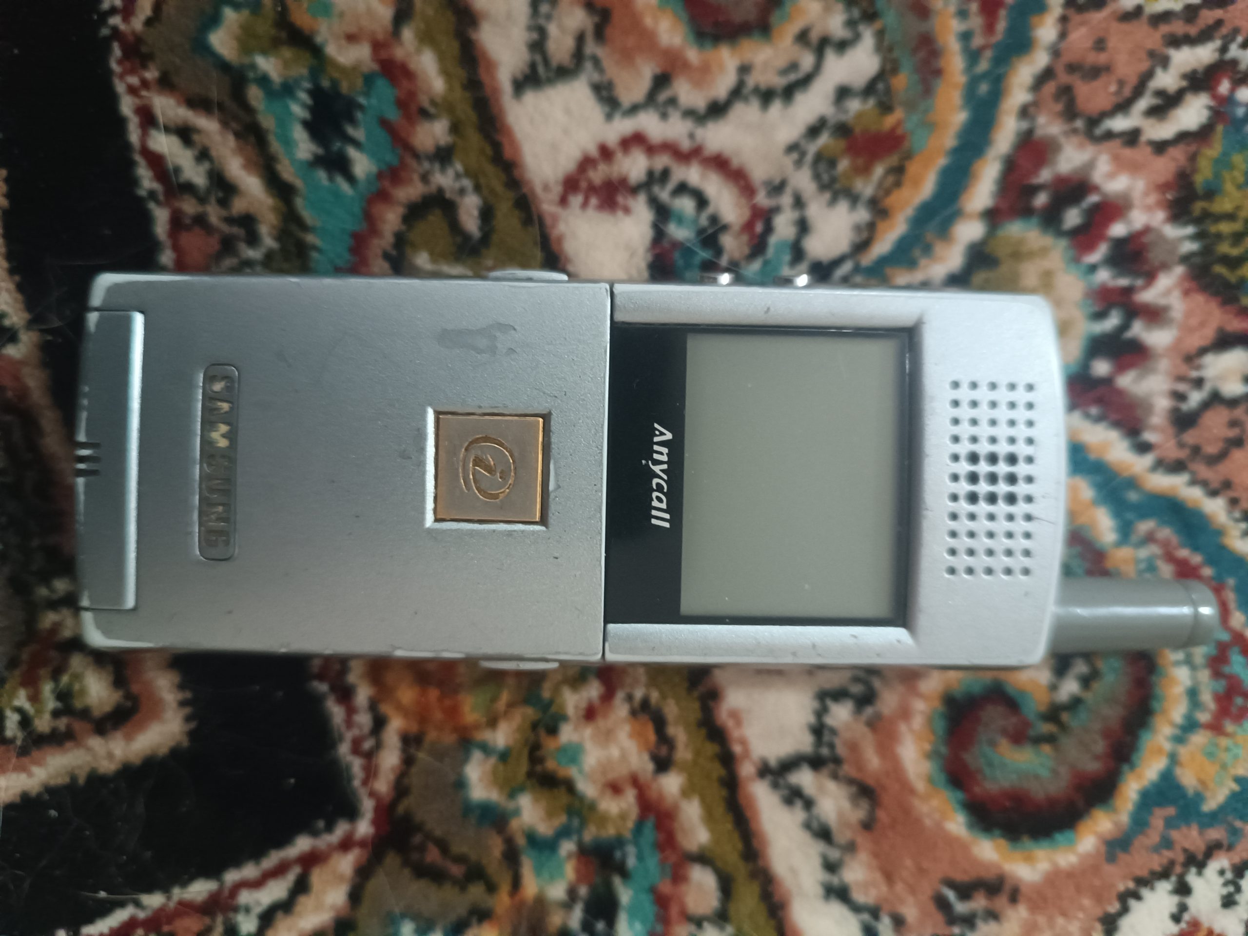 گوشی سامسونگ پشت ویترینی