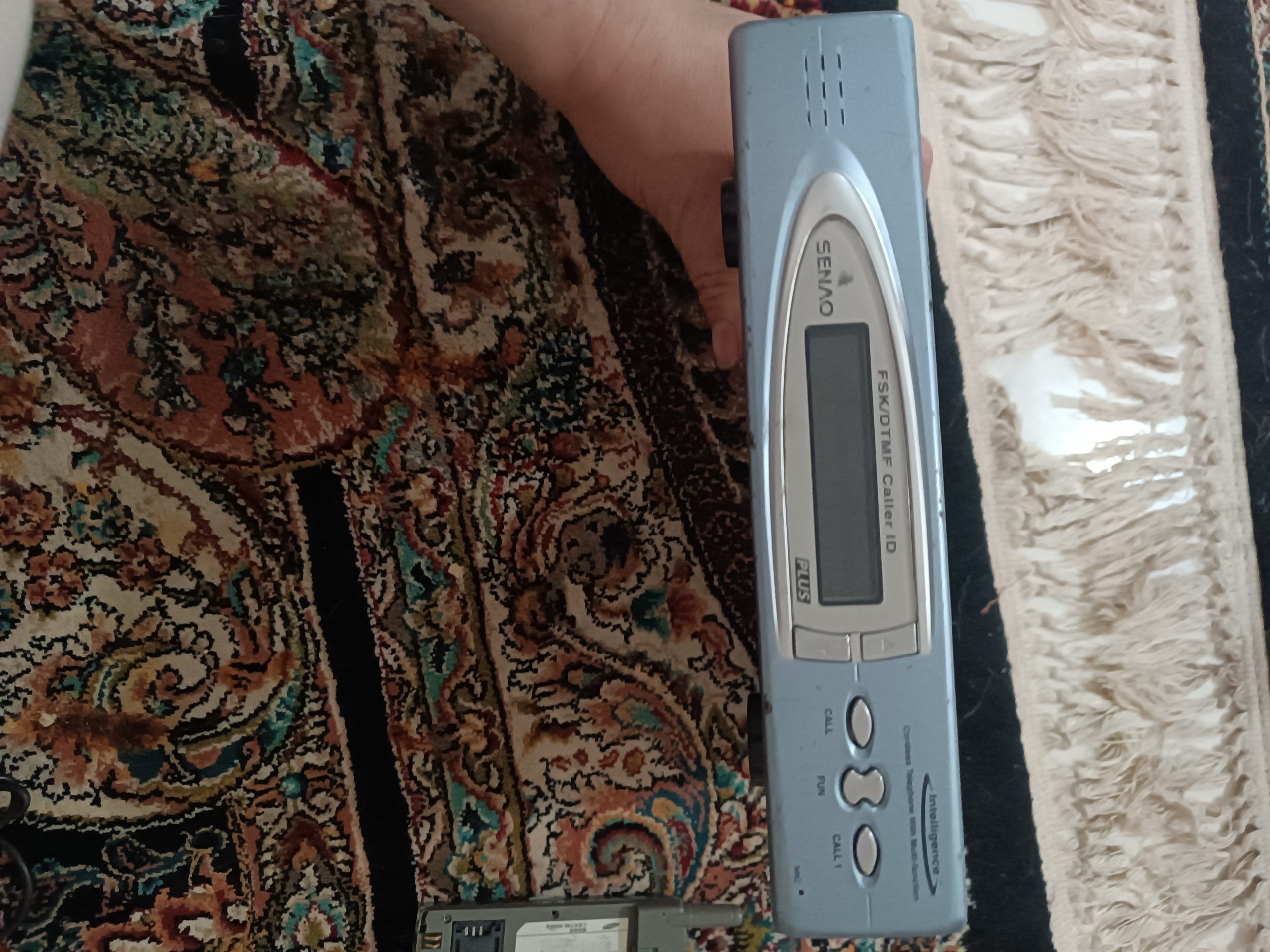 گوشی سامسونگ پشت ویترینی