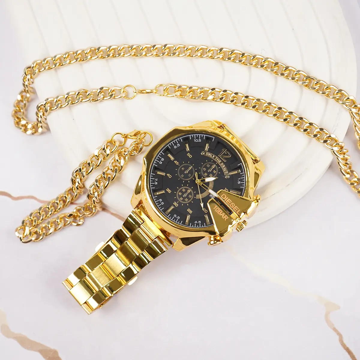 ت ساعت مچی مردانه طلایی صفحه مشکی مدل U700 + دستبند و گردنبند کارتیه رنگ طلایی ویژه.پرداخت در محل