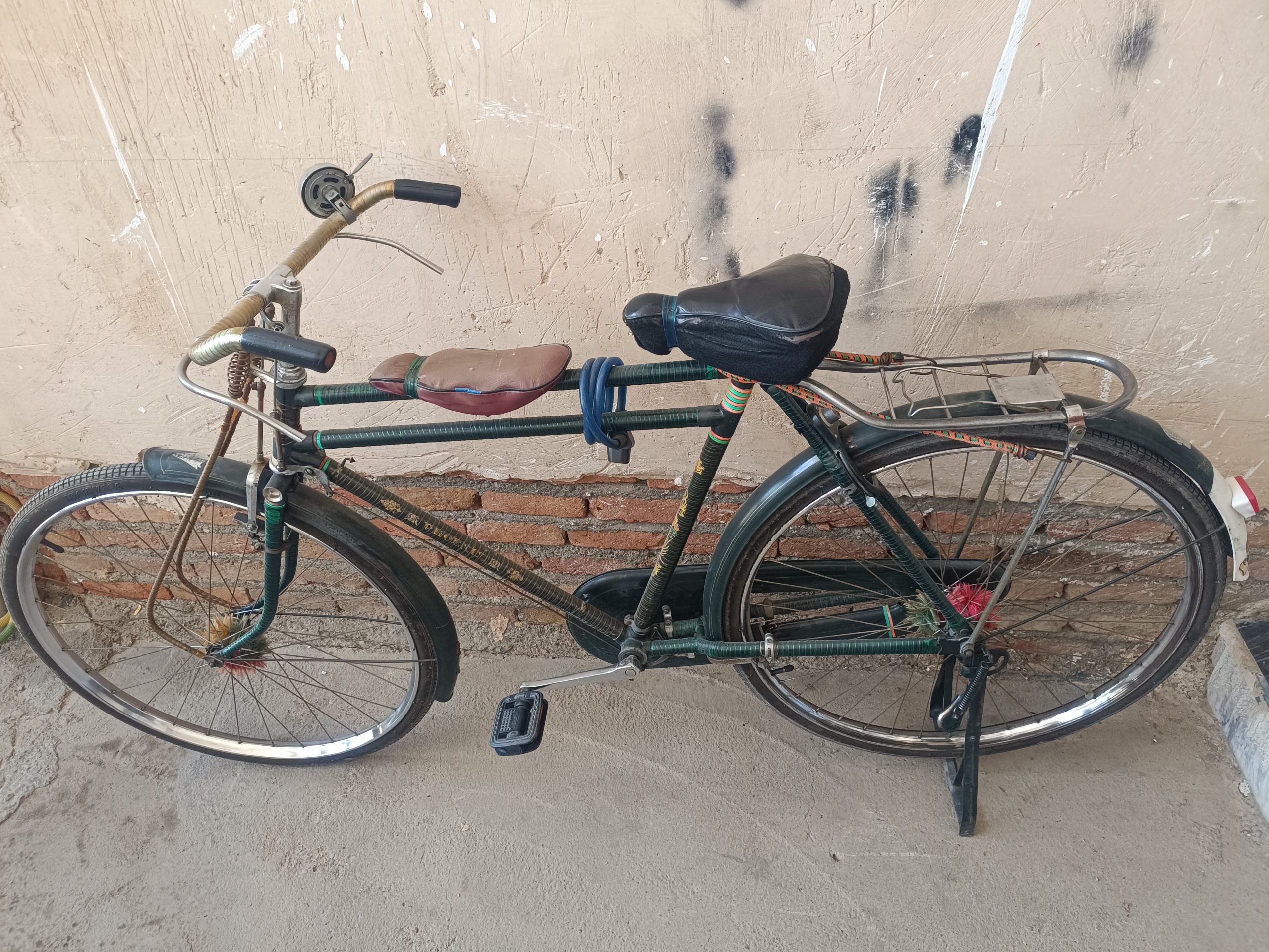 دوچرخه سبز رنگ سه مار