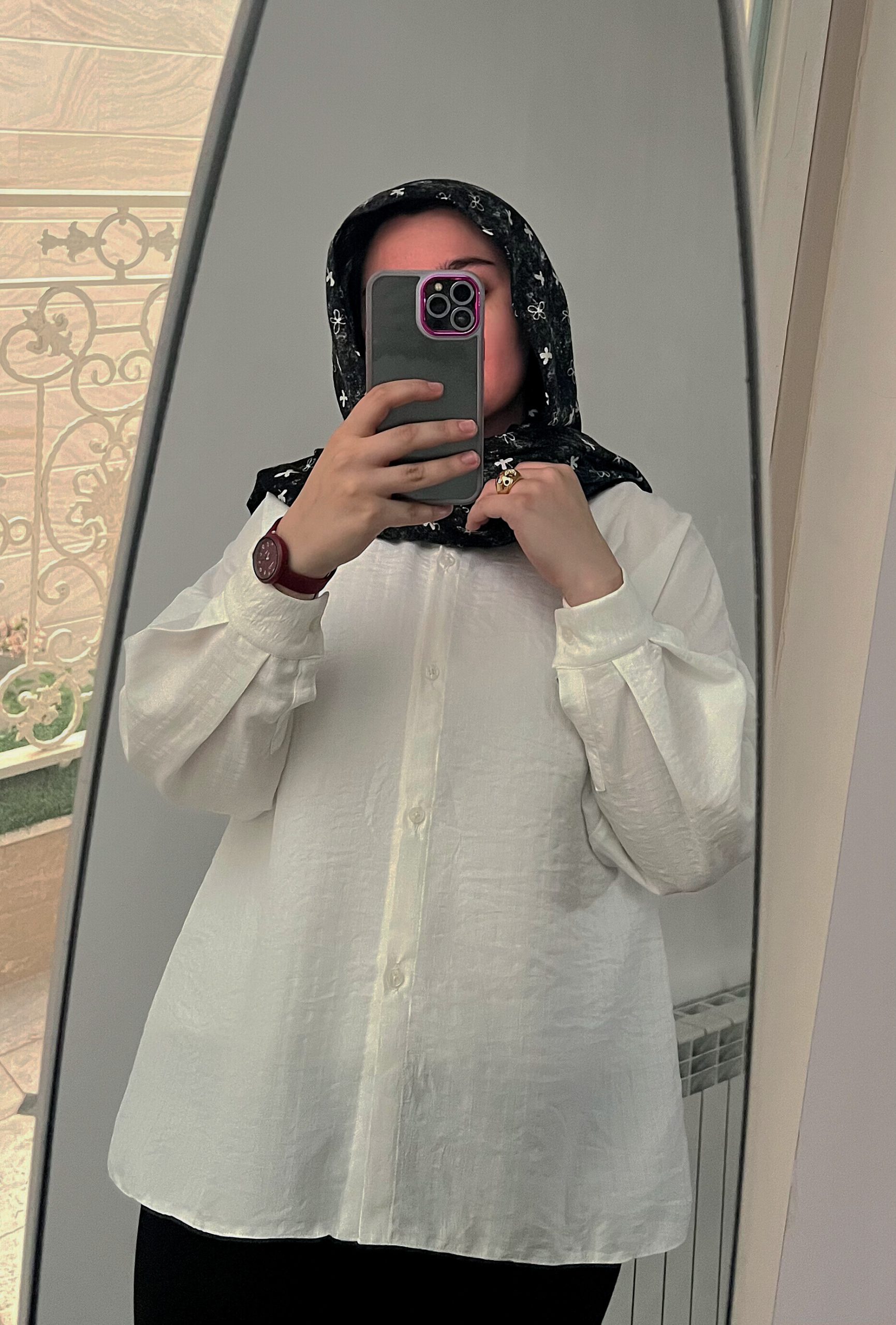 هر دختری حداقل یک شومیز سفید عروسکی توی کمدش لازم داره 🤍