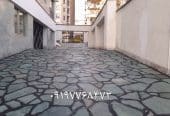 اجرای سنگ لاشه کف دیوار نما ویلا باغچه