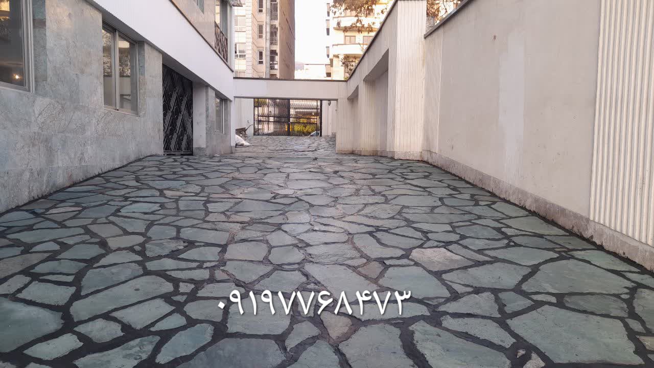 اجرای سنگ لاشه کف دیوار نما ویلا باغچه